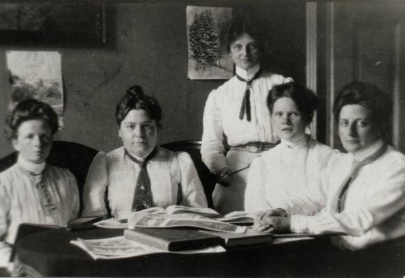 Stiftsdamen-Lehrerinnen um 1910